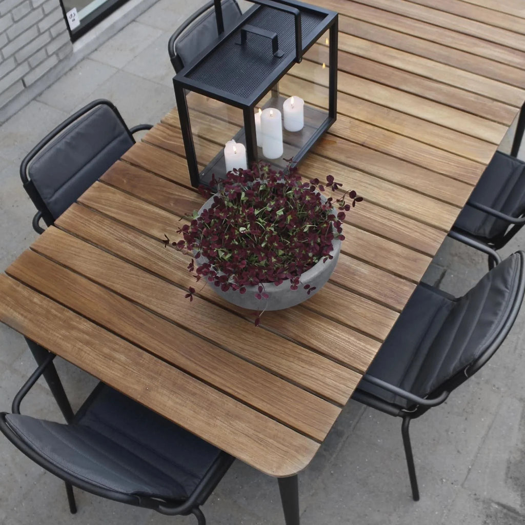 CORE Gartentisch aus Teak und Aluminium